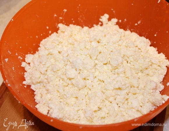 Эти пироги опытные хозяйки готовят руками. Если у вас что-то с первого раза не получится, не отчаивайтесь, на все нужен опыт и старание.
Сыр раскрошите на мелкие кусочки.