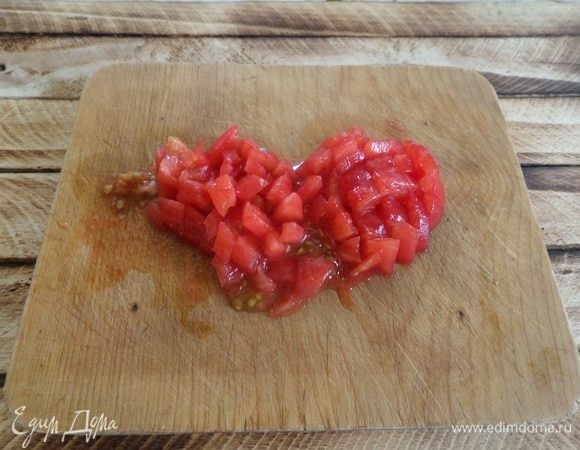 Помидор очищаем от кожицы и нарезаем.