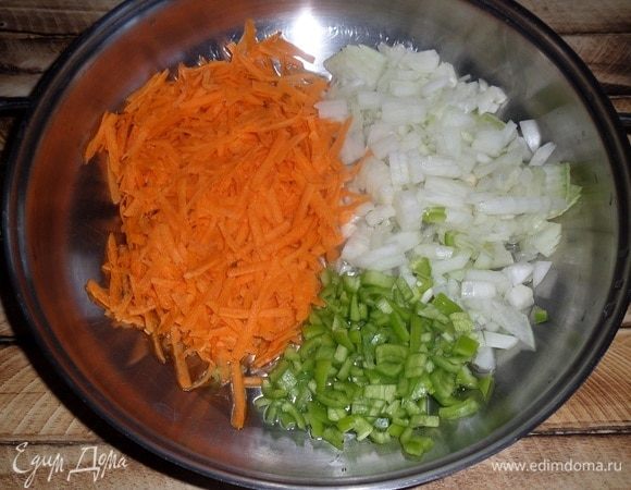 В сковороду наливаем растительное масло. Выкладываем лук, морковь и перец. Обжариваем 5-7 минут.