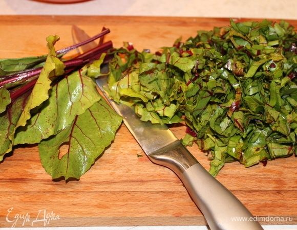 Свекольные листья нарежьте поперек ленточками. Листьев должно быть много, не переживайте, если вам покажется, что зелени больше, чем сыра. Потом вы увидите, что их можно было положить и больше. Некоторые хозяйки добавляют и другую зелень, укроп, зеленый лук, реган, я люблю только с листьями свеклы, мне такая начинка больше по душе.