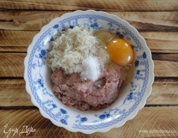 Пока обжариваются овощи, подготавливаем фарш: добавляем яйцо, рис и соль (1/2 ч. л.). 
