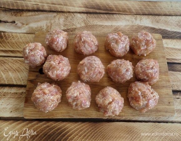 Из фарша делаем небольшие фрикадельки.