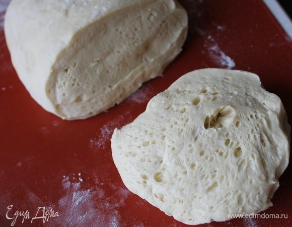 Тесто к этому времени уже должно быть готово, оно будет живое, дышащее, на разрезе вы увидите множество дырочек. Это работа хороших дрожжей «Саф-Момент», которые мы обеспечили достаточным количеством кислорода, когда просеивали муку, и результат получился отменным.