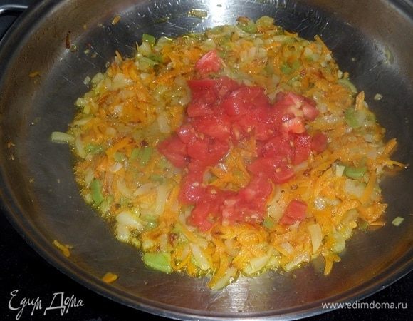 Добавляем в сковороду нарезанный помидор. Готовим 1-2 минуты. 