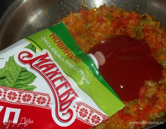 Добавляем кетчуп краснодарский ТМ «МахеевЪ». Он уже содержит ароматные специи, поэтому дополнительно специи я не добавляла.