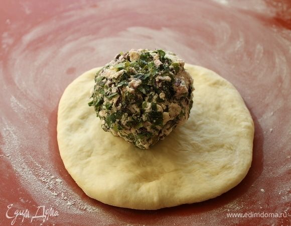 Тесто разделите на части весом по 250-300 граммов и для каждого пирога возьмите такое же количество начинки.
Кусочки теста скатайте в шар, накройте полотенцем и оставьте на несколько минут отдохнуть. А этим временем из начинки слепите такие же по размеру шары.
