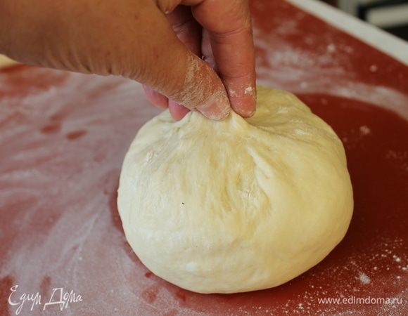 У вас получился шар, в котором вы спрятали начинку. Переверните мячик швом вниз.