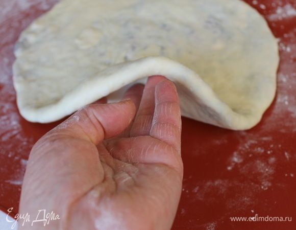 Пирог не должен быть высоким, опытные хозяйки без скалки, руками формируют лепешку толщиной не более 1 см. без единого разрыва. Если у вас вдруг случился разрыв, не отчаивайтесь, положите на это место заплатку из теста, и тогда у вас начинка при выпечке не покинет свою одежку из теста.