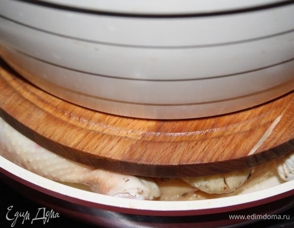 Промокнуть бумажным полотенцем и жарить на топленом сливочном масле под прессом 12 минут с одной стороны на небольшом огне.