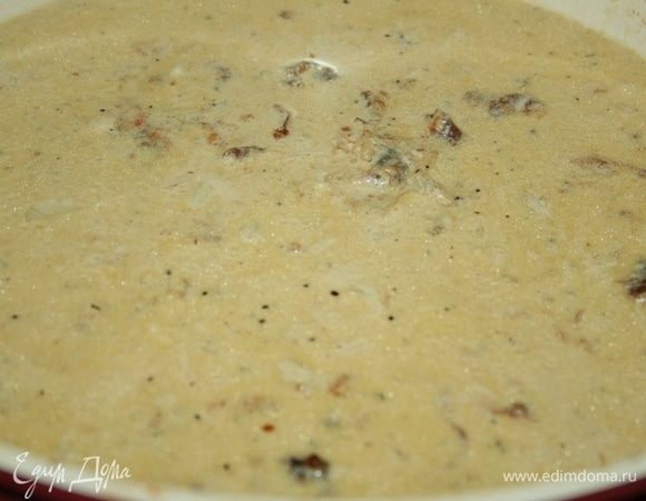 В сковороду, где готовилась курица, влить сливки, дать закипеть, добавить рубленый чеснок, соль, перец по вкусу.