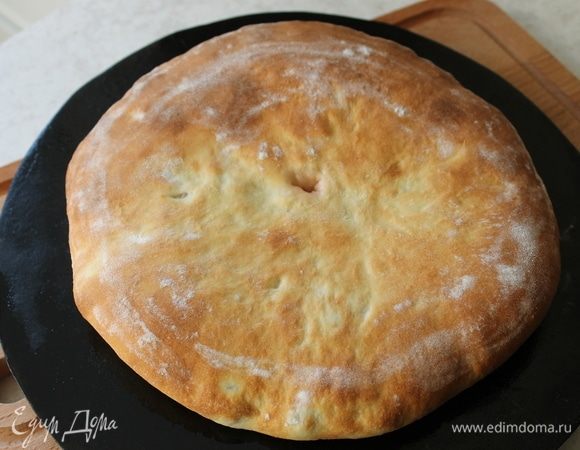 Отправьте пирог в горячую духовку выпекаться при температуре 200°С до золотистой корочки. На это потребуется 15-17 минут. А лучше ориентируйтесь на свою духовку. Пока печется первый пирог, вы лепите следующий.