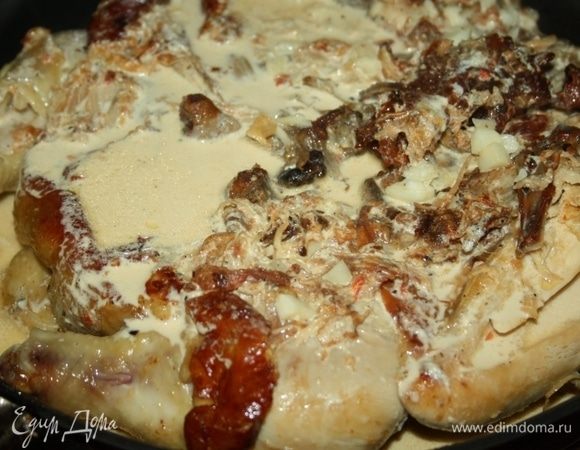 Залить курицу полученным соусом и отправить в заранее разогретую духовку до 150°С на 25 минут.