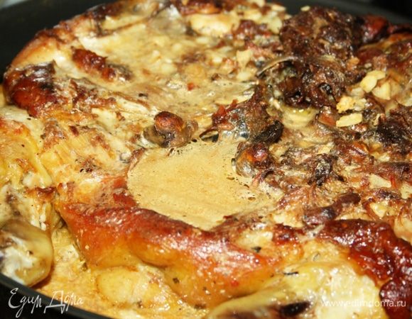 Курица по-шкмерски готова. Мне кажется концептуальным подавать ее прямо в той посуде, в которой она готовилась в духовке.