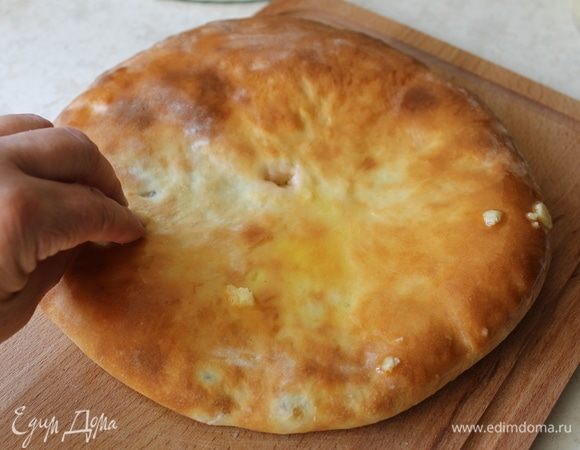 С готового пирога сметите остатки муки и сразу же, пока он горячий, обильно смажьте сливочным маслом, можно топленым, и кусочек не забудьте отправить в дырочку, он сделает свое доброе дело. 