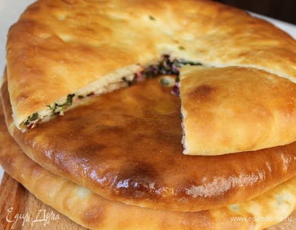 Складывайте пироги стопочкой и угощайте дорогих гостей.