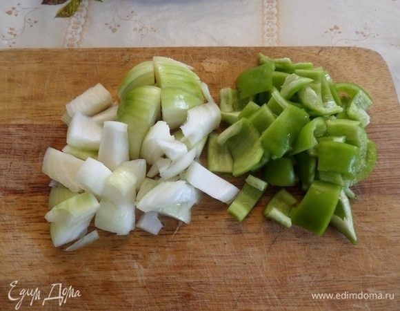 Нарезаем лук и болгарский перец.