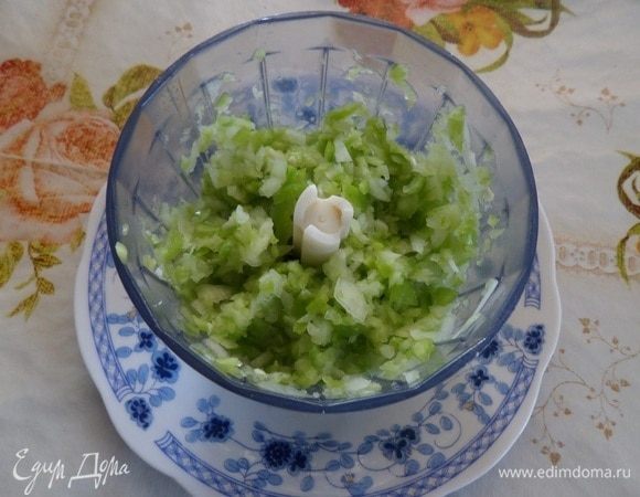 Измельчаем в чаше блендера. (Можно пропустить через мясорубку).