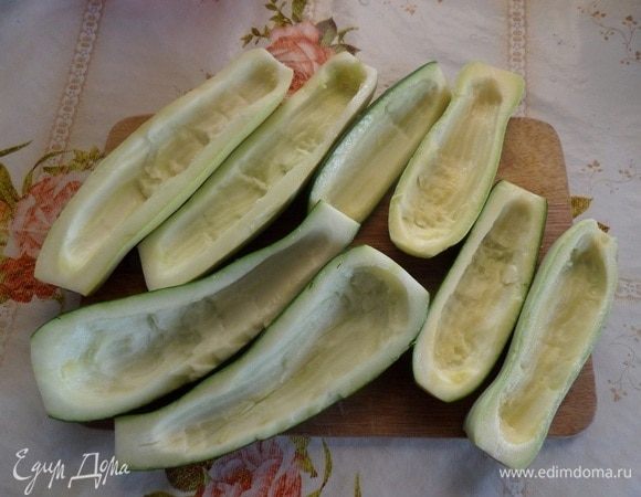 Промываем кабачки. Разрезаем вдоль на 2 части. Ложкой с острым краем или овощечисткой вынимаем середину половинок кабачка. Получаются вот такие «лодочки».