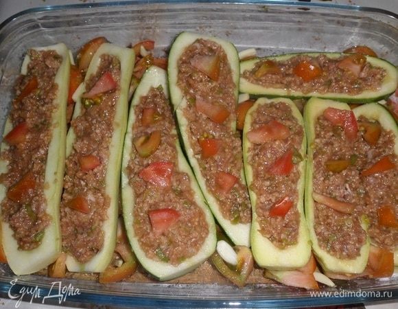 Добавляем нарезанные помидоры, чеснок и 150 мл воды. Солим по вкусу.