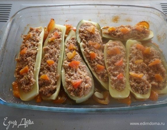 Накрываем форму фольгой и помещаем в разогретую духовку. Запекаем 25-30 минут при 180°С.