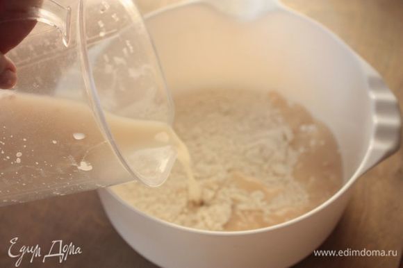 В теплой воде разведите дрожжи и сахар. Просейте муку вместе с ванилином и солью и влейте в нее воду, замесите тесто.
