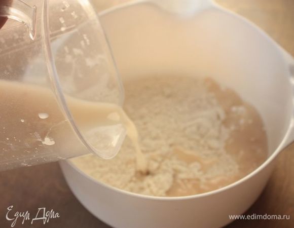 В теплой воде разведите дрожжи и сахар. Просейте муку вместе с ванилином и солью и влейте в нее воду, замесите тесто.