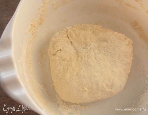 Тесто получается очень мягким и пластичным. Можно влить в него буквально 1 столовую ложку растительного масла и переложить в чистую емкость, чтобы оставить на 40 минут в теплом месте, накрыв полотенцем. За это время тесто немного поднимется.
