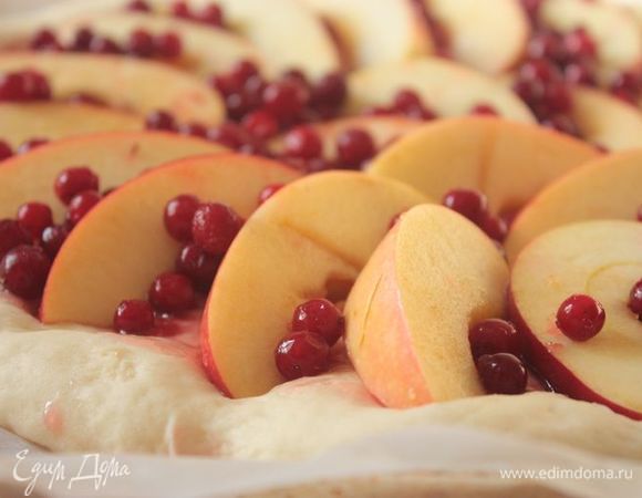 Из яблок удалите сердцевину и порежьте их на дольки. Бруснику переберите от лесного мусора, промойте, аккуратно просушите бумажным полотенцем. На основание пирога по кругу выложите яблоки, в произвольном порядке присыпьте их брусникой. Если яблоки кислые, можно предварительно смешать бруснику с 3 ст. л. сахара (но лучше для этого рецепта брать сладкие сорта яблок).