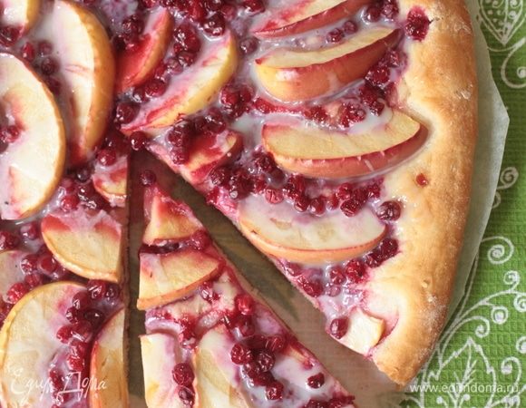 Выпекайте пирог в духовке в течение 20-30 минут при 180°С — он должен зарумяниться и еще немного подняться. После этого достаньте из духовки, дайте остыть в течение получаса и полейте зигзагом тонкой струйкой сгущенки. И сразу подавайте к столу, пока он теплый :)