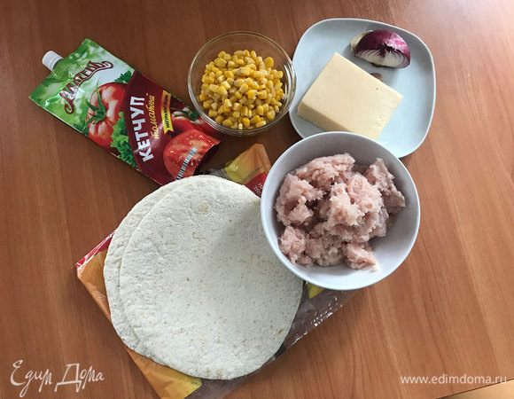Из этого количества ингредиентов у меня вышло 6 порций (по количеству лепешек). Фарш я всегда делаю дома сама. Грудку нарезала на кусочки и пробила в блендере, очень просто и быстро!
