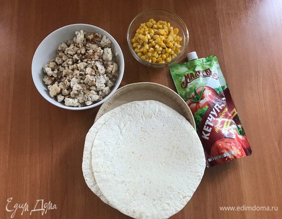 Фарш поджарить на сковороде с мелко нарезанным луком и натертым чесноком.