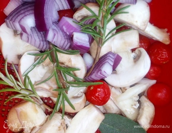 Тем временем, пока у нас томятся овощи, подготавливаем смесь из крупно нарезанных шампиньонов, лука, чеснока, помидоров черри, шалфея 1 листа и розмарина.