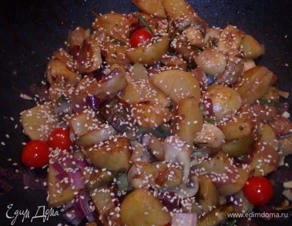 По готовности добавляем семена кунжута.