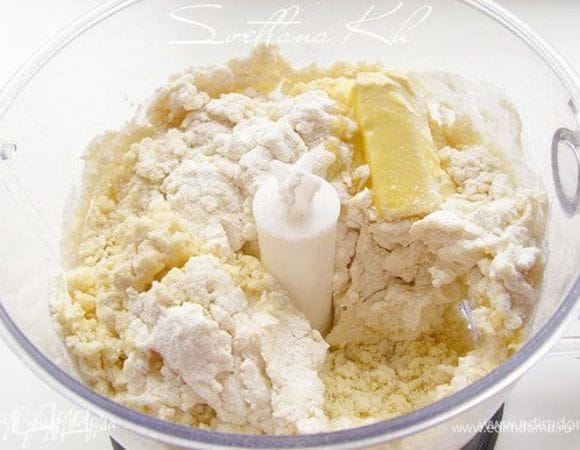 Размягченное сливочное масло смешать с 50 г сметаны и 1/3 ч. л. соли. Добавляем муку и замешиваем тесто. Тесто выложить в смазанную форму, сформировать бортики. Форму поставить в холодильник на 30 минут.