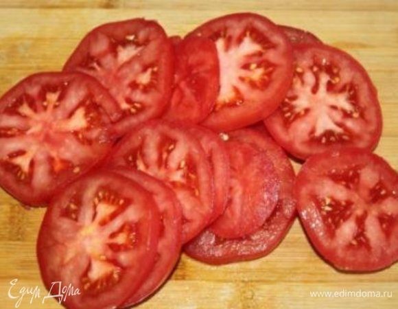Займемся начинкой. Брынзу надо порезать пластинами, а помидоры кружочками.