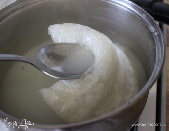 Сварить рис в варочном пакетике. Дать остыть.