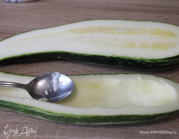 Кабачок разрезать вдоль на 2 половинки. Ложкой вынуть семена.