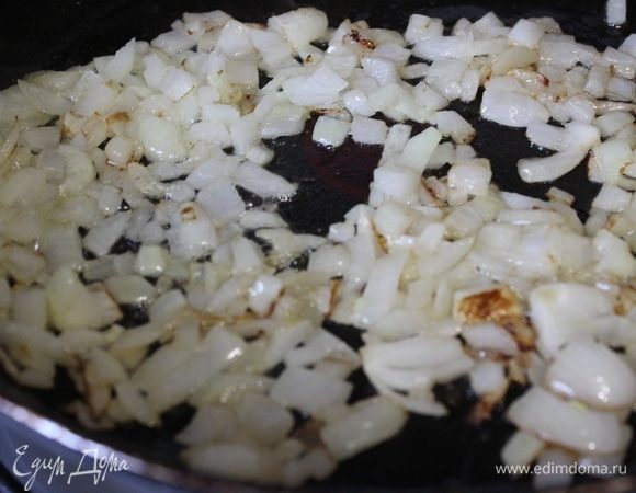 Луковицу порезать кубиками. Обжарить на растительном масле. Дать остыть.