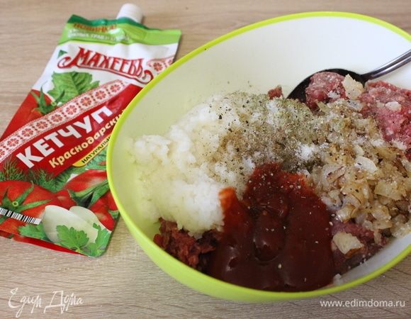 К мясному фаршу добавить рис, обжаренный лук, Краснодарский кетчуп ТМ «МахеевЪ», черный молотый перец, сушеный майоран, молотый кориандр, соль.