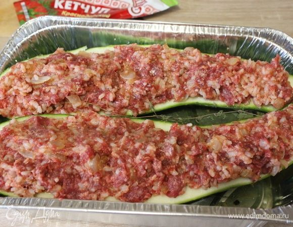 Кабачковые «лодочки» наполнить фаршем. Положить в форму для запекания. Добавить бульон, лавровый лист, веточки чабера, по желанию, 3-4 горошины черного перца.