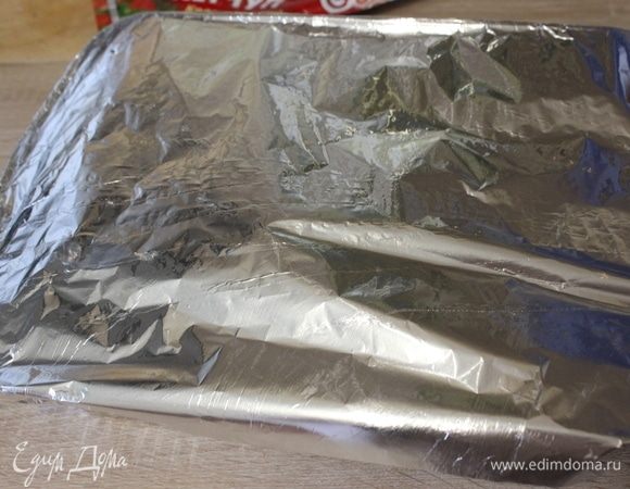 Накрыть фольгой и поставить в разогретую до 180°С духовку на 35 минут.