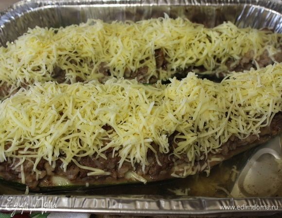 Посыпать тертым сыром. Вернуть в духовку. Запекать еще 10-15 минут, увеличив температуру духовку до 200°С.