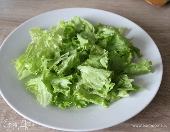 Салатные листья помыть, обсушить. Порвать руками, выложить на тарелки.