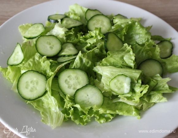 На каждую порцию порезать тонкими ломтиками по половине огурца.