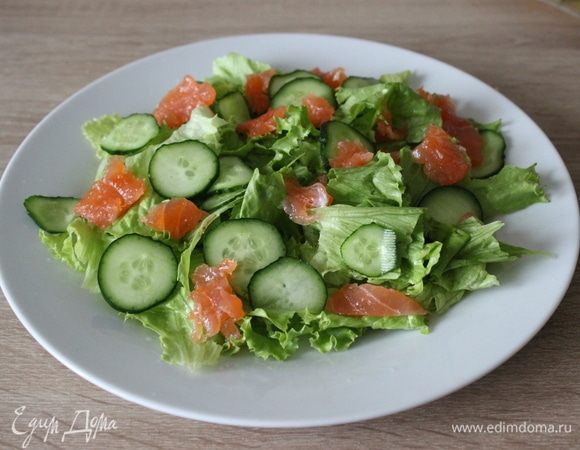 Выложить небольшие ломтики слабосоленой семги.