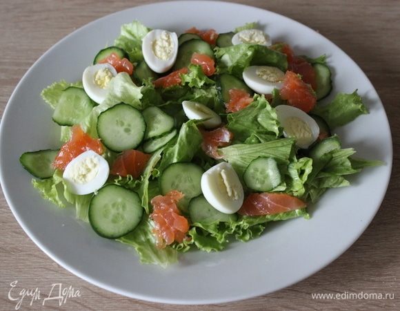 Отварные перепелиные яйца очистить, разрезать вдоль на 2 части. Выложить на листья салата.