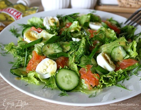 Полить салат заправкой. Посыпать порезанным укропом и украсить зеленым луком.
Приятного аппетита!