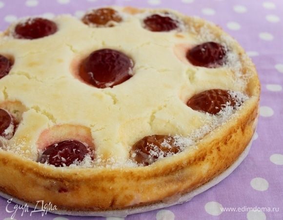 Аккуратно извлекаем из формы и охлаждаем. Край пирога смазать жидким медом и посыпать кокосовой стружкой.