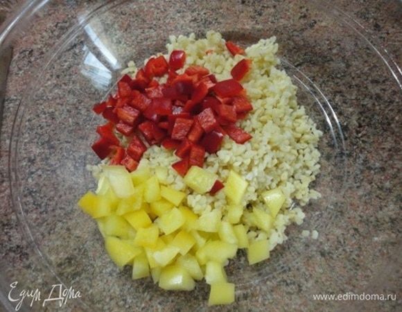 Перцы, лучше разных цветов, нарезать мелкими кубиками.