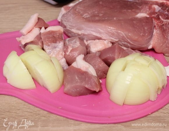 Мясо и одну луковицу крупно нарезать.